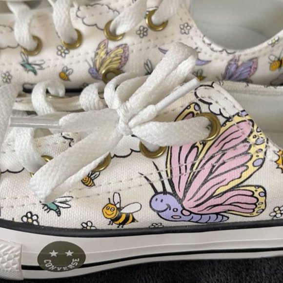 Brand New Girls Converse Size 12 - Picture 2 of 3